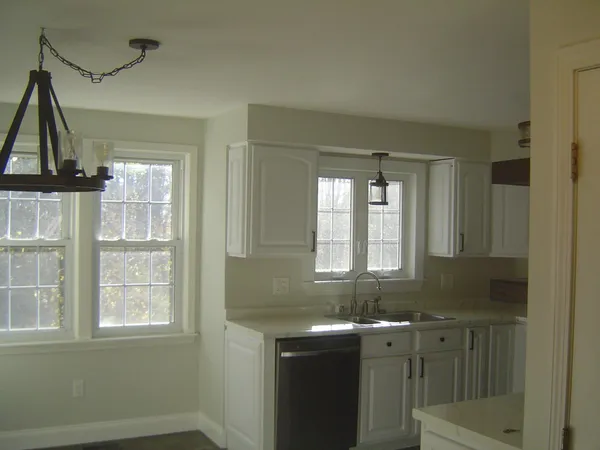 $2,600 | 63 Derryfield Court, Manchester, NH 03104