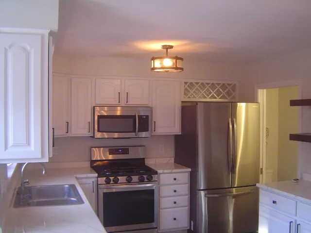 $2,600 | 63 Derryfield Court, Manchester, NH 03104