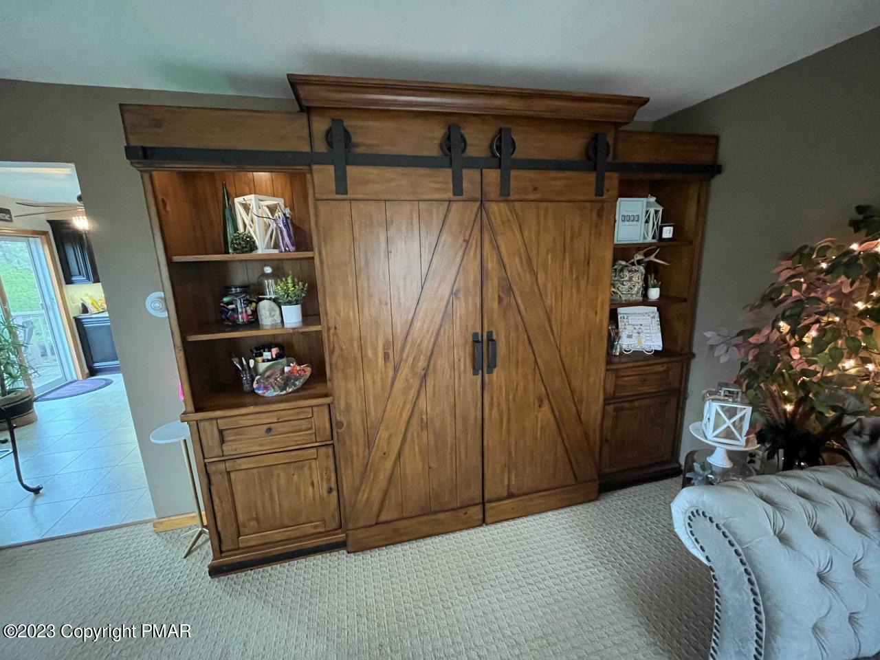 447 Ridge Road Stroudsburg, PA 18360 - Photo 22 of 94 Living Room
