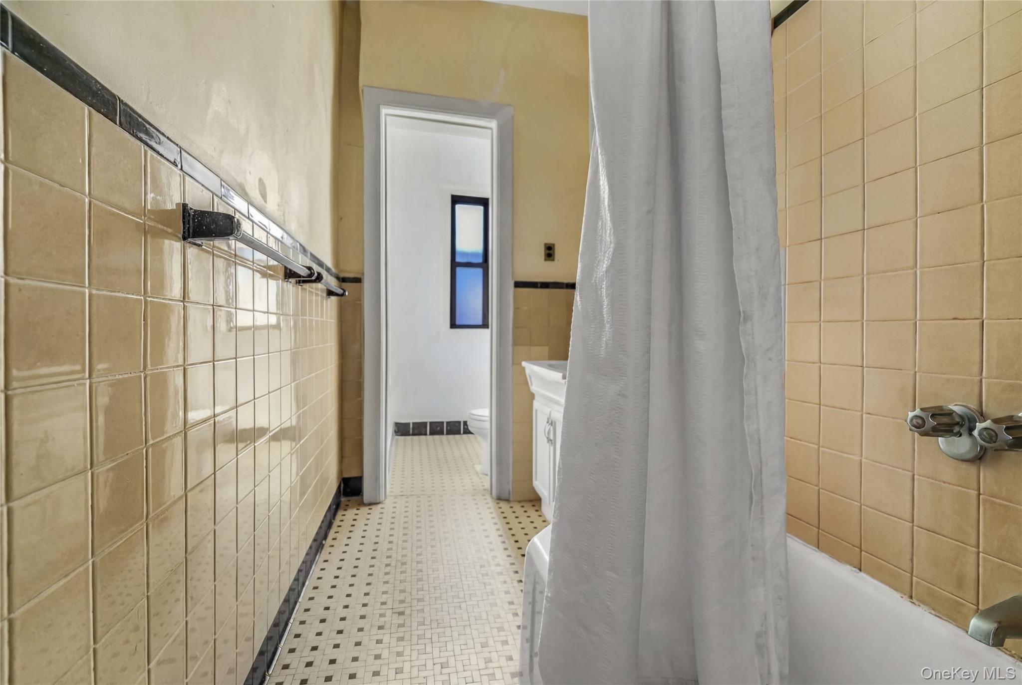 880 West 181st Street, Unit 6G Manhattan, NY 10033 - Photo 7 of 13 a view of a bathroom