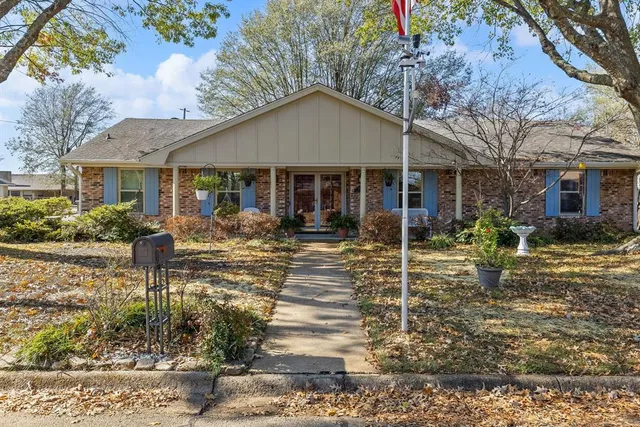 a front view of house with yard