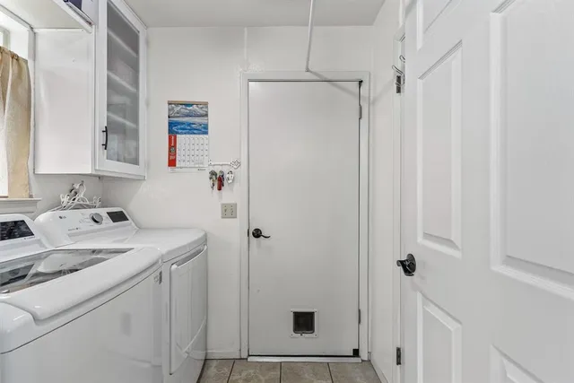 a view of livingroom with furniture
