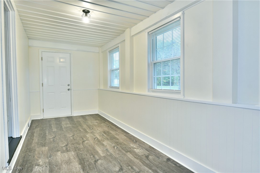 9043 Howland Springs Road Southeast Warren, OH 44484 - Photo 4 of 28