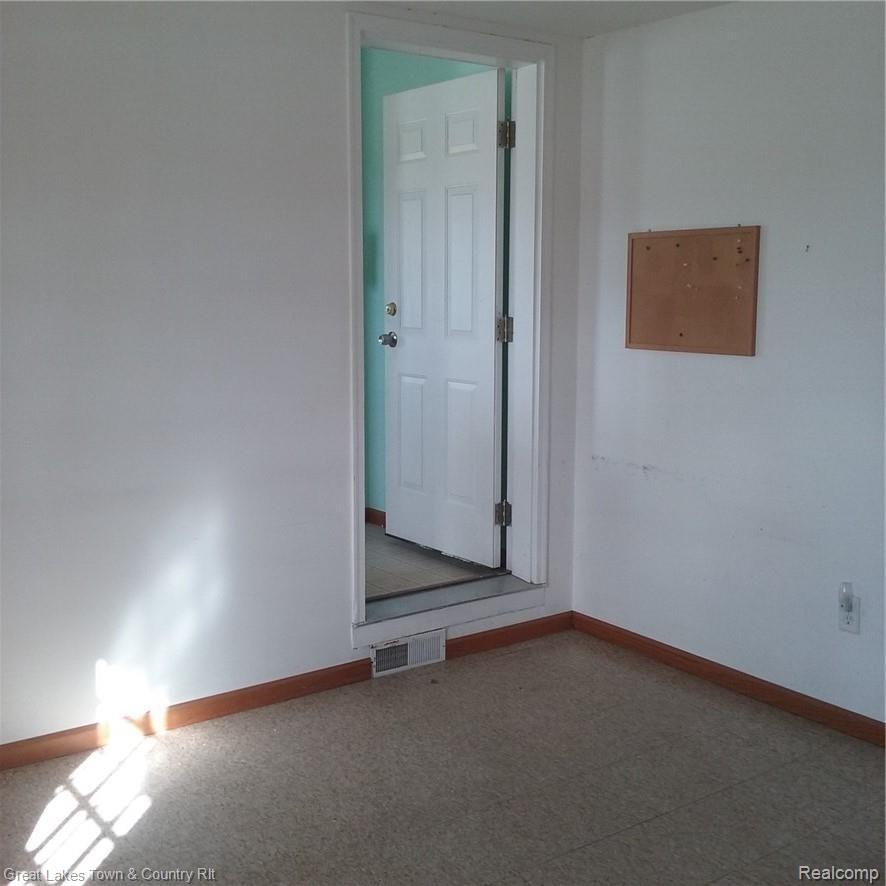3065 West Sutton Road Lapeer, MI 48446 - Photo 18 of 19 Mudroom.jpg