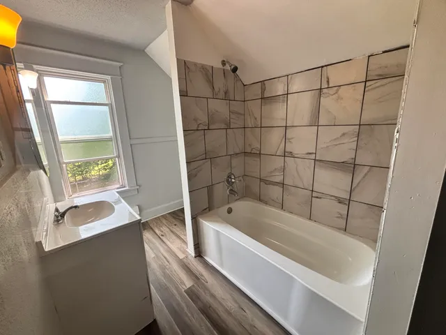 $1,100 | 633 West North Street, Unit 2, Kalamazoo, MI 49007