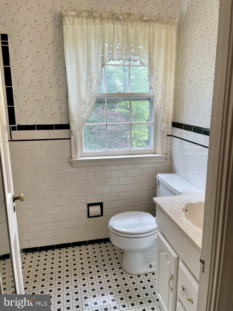 819 Tred Avon Road Baltimore, MD 21212 - Photo 15 of 25 Family bathroom