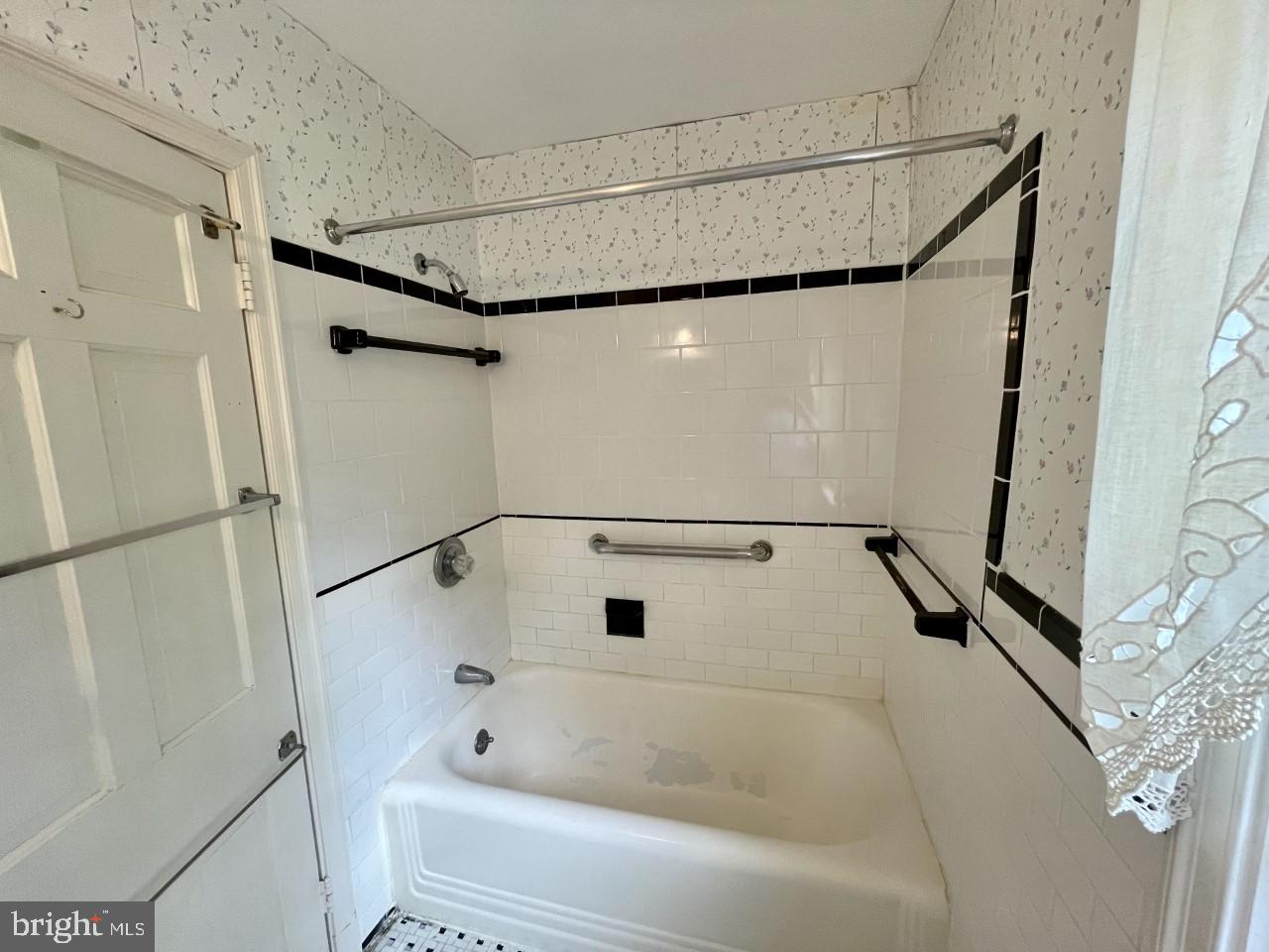 819 Tred Avon Road Baltimore, MD 21212 - Photo 16 of 25 Family bath ceramic tile bath