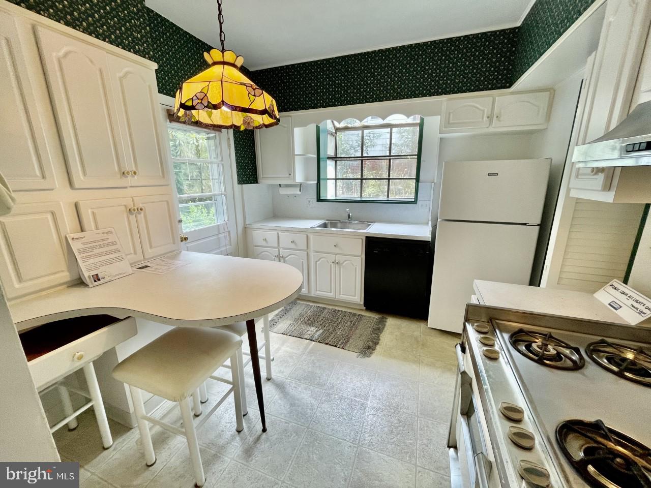 819 Tred Avon Road Baltimore, MD 21212 - Photo 7 of 25 Kitchen with breakfast bar.
