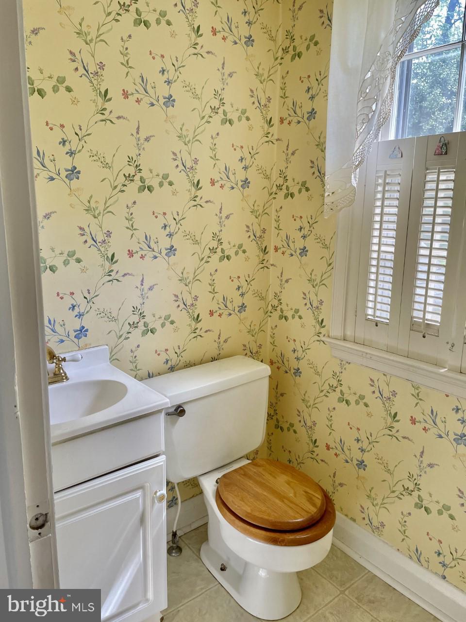 819 Tred Avon Road Baltimore, MD 21212 - Photo 8 of 25 Powder room on first floor