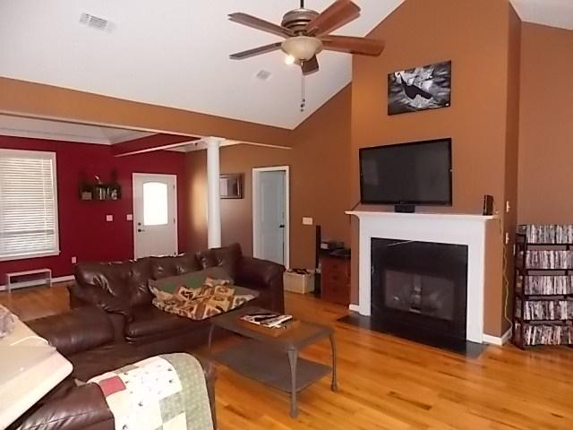 164 Sara Street St. George, SC 29477 - Photo 4 of 16 Foyer (5x10)-Din (10x12)-Den (16x17)