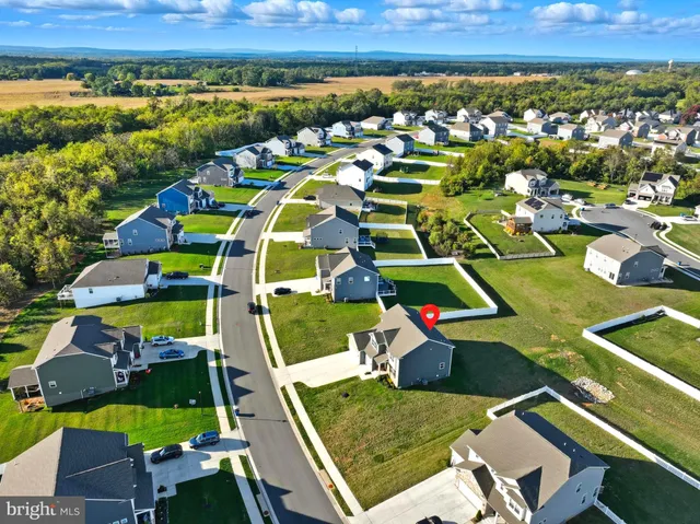 a sign that is sitting on a brick wall