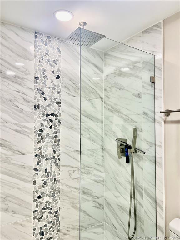 2600 South Kanner Highway, Unit R9 Stuart, FL 34994 - Photo 15 of 29 Master Bathroom