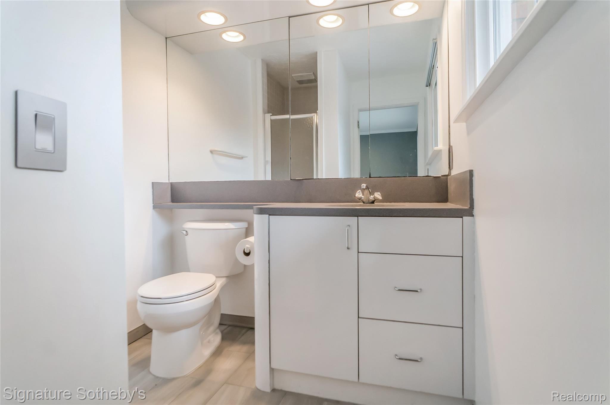 2950 Franklin Road Bloomfield Hills, MI 48302 - Photo 24 of 32 Bathroom ensuite