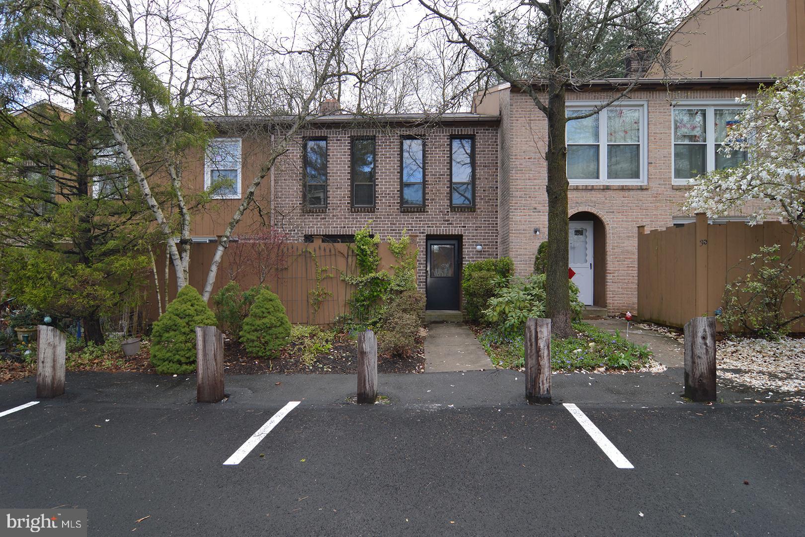 31 Pinehurst Court Reading, PA 19607 - Photo 2 of 26 Gallery Image 2