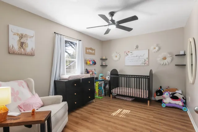 a view of entryway with a yard