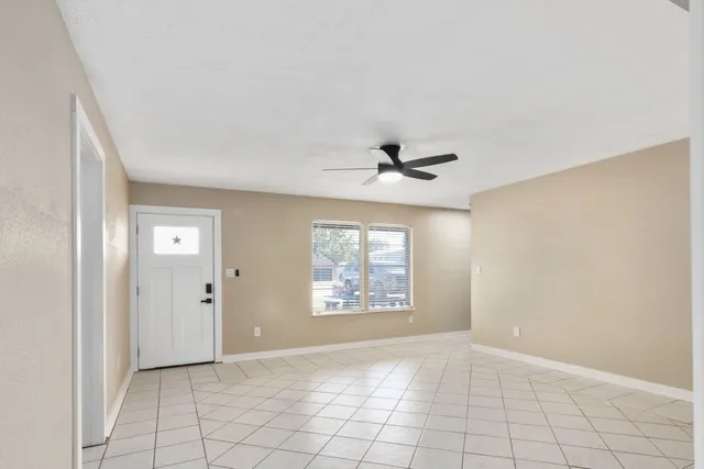 a view of a livingroom with a ceiling fan
