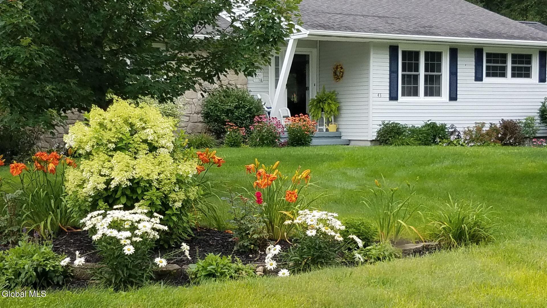 43 Meadowview Road Queensbury, NY 12804 - Photo 4 of 37 Summer Season