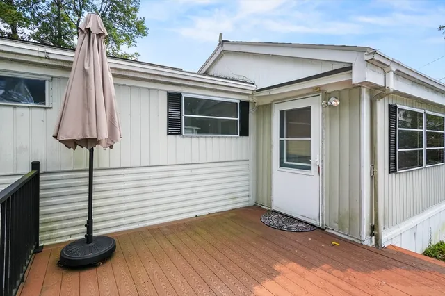 a view of a house with backyard