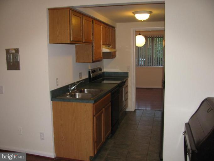 1504 Farsta Court Reston, VA 20190 - Photo 3 of 25 Kitchen