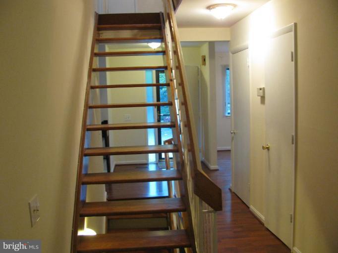 1504 Farsta Court Reston, VA 20190 - Photo 10 of 25 Hallway