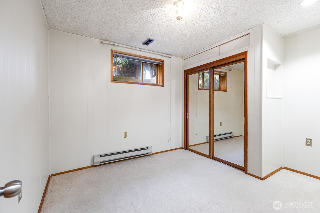 1006 North 36th Street Renton, WA 98056 - Photo 17 of 21 an empty room with windows