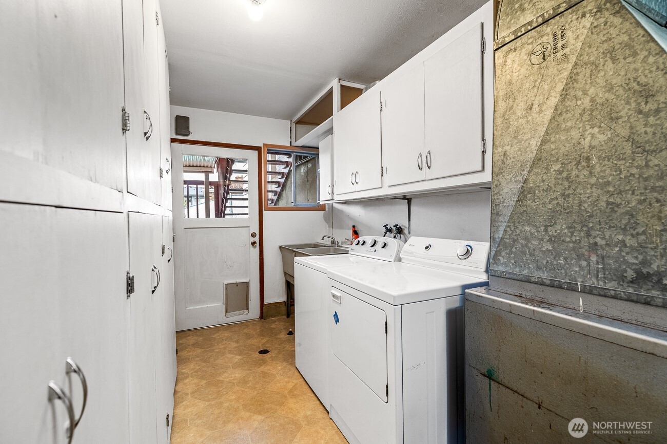 1006 North 36th Street Renton, WA 98056 - Photo 20 of 21 a utility room with dryer and washer