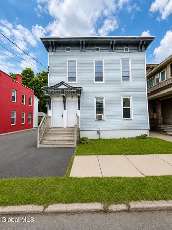 $1,400 | 69 James Street, Unit 2 UPSTAIRS, Amsterdam, NY 12010