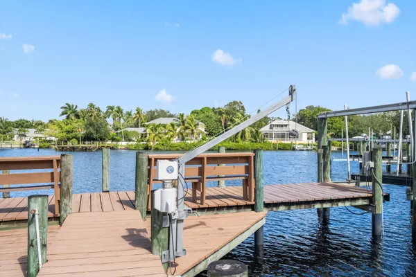 a view of a back yard