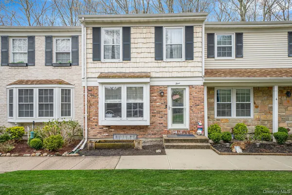 $399,999 | 3 Bartlett Commons, Yaphank, NY 11980