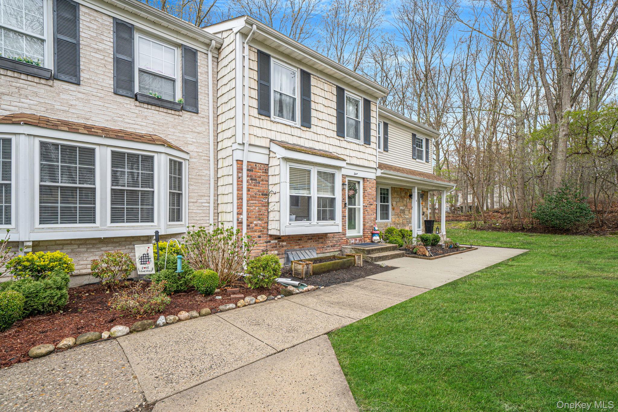 3 Bartlett Commons Yaphank, NY 11980 - Photo 3 of 27
