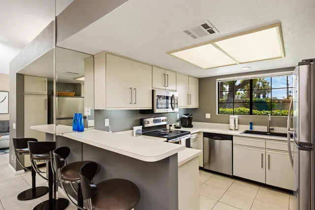 $4,131 | 500 South Farrell Drive, Unit H49, Palm Springs, CA 92264