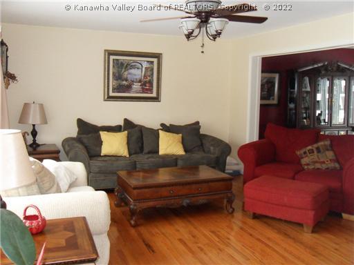 20 Beane Ridge Road Charleston, WV 25312 - Photo 3 of 8 Living Room.