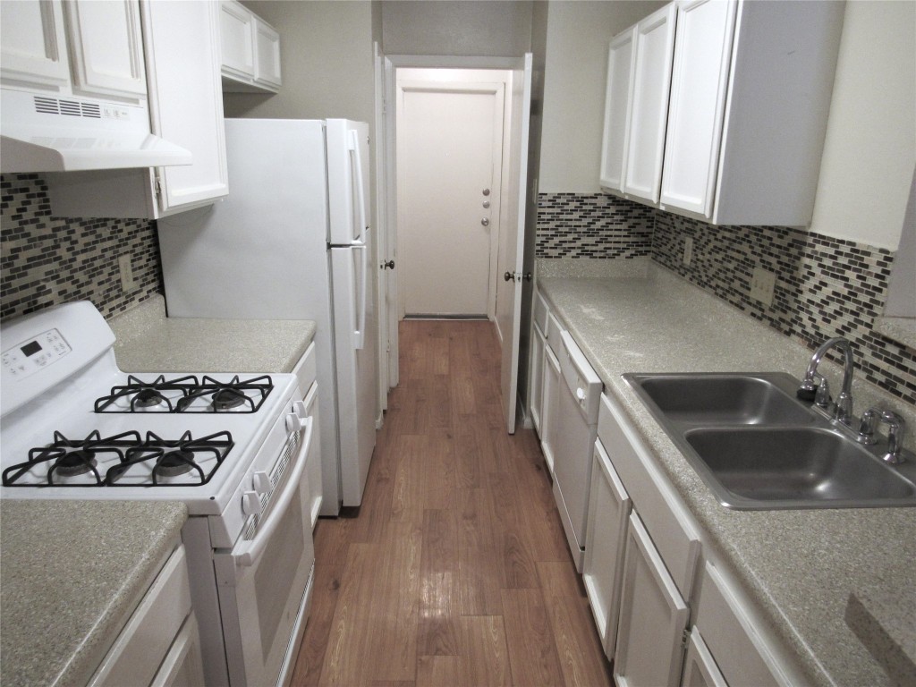 7812 West Gate Boulevard Austin, TX 78745 - Photo 6 of 13 a kitchen with a sink stove and refrigerator
