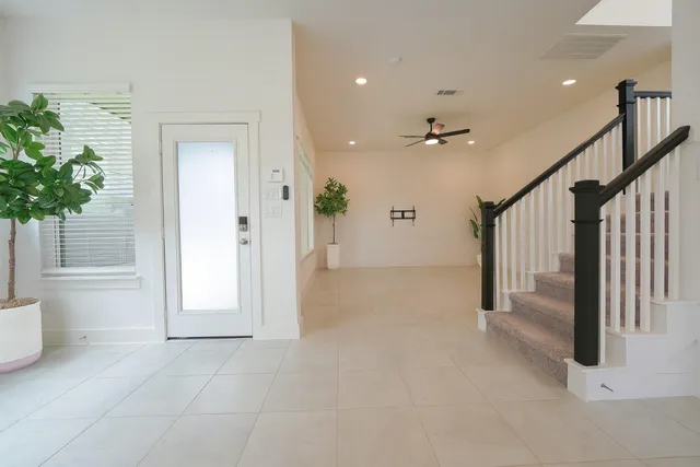 a view of an entryway with a livingroom