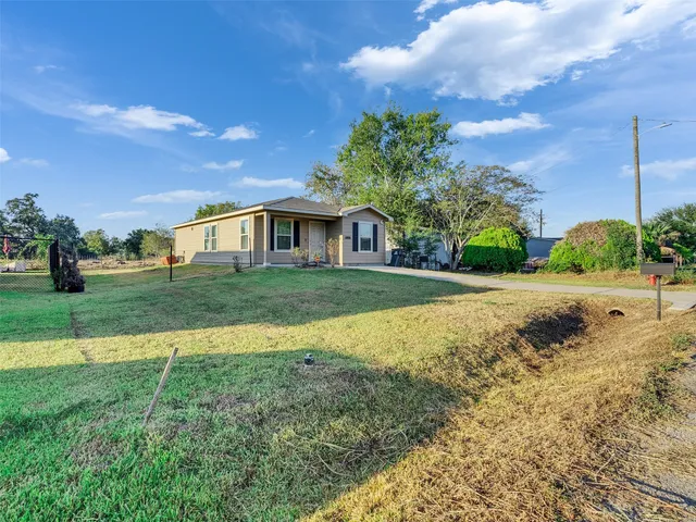 a view of a house with backyard and garden