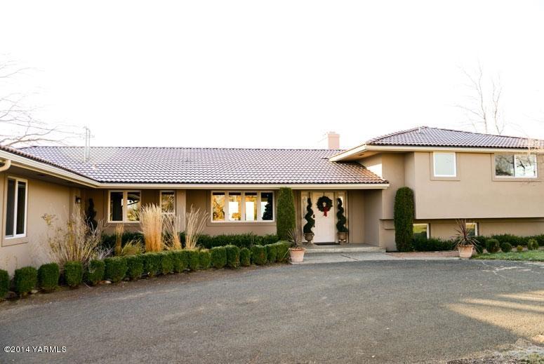 1102 Hillman Road Yakima, WA 98908 - Photo 1 of 49 a front view of a house with garden