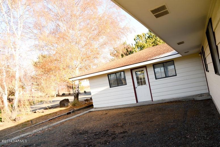 1102 Hillman Road Yakima, WA 98908 - Photo 11 of 49 a view of a house with a street