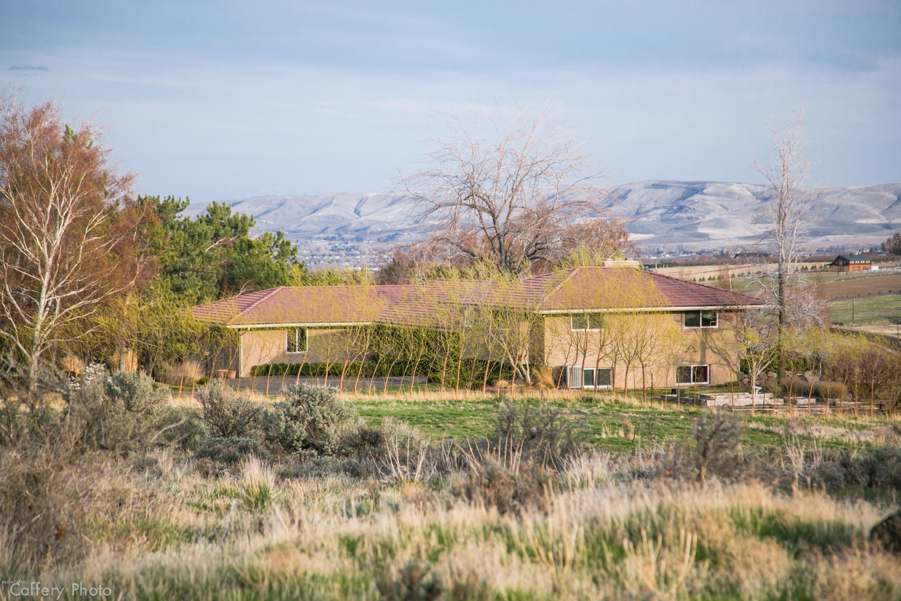 1102 Hillman Road Yakima, WA 98908 - Photo 13 of 49 a view of outdoor space and yard
