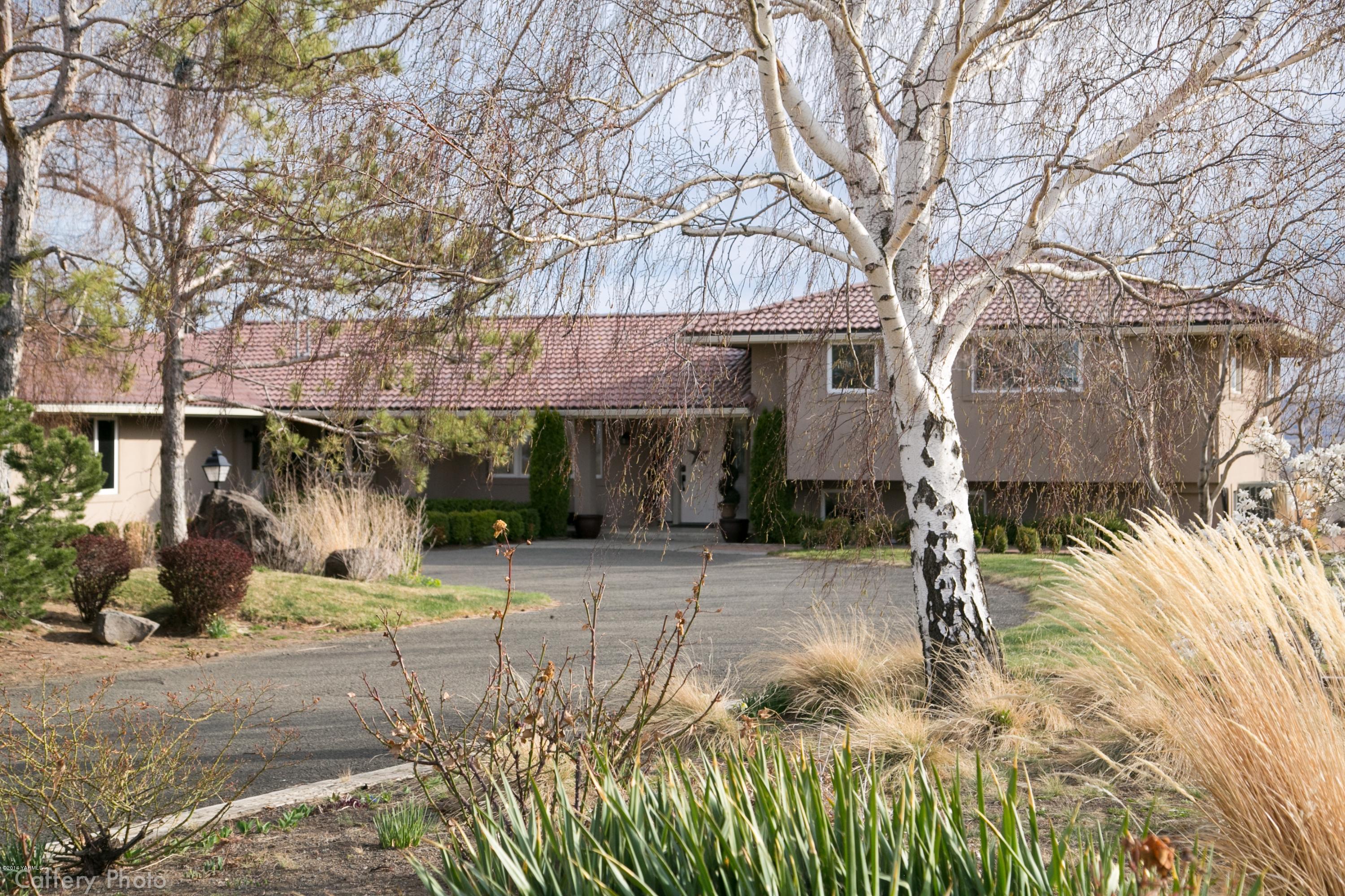 1102 Hillman Road Yakima, WA 98908 - Photo 14 of 49 a view of a house with a tree in front