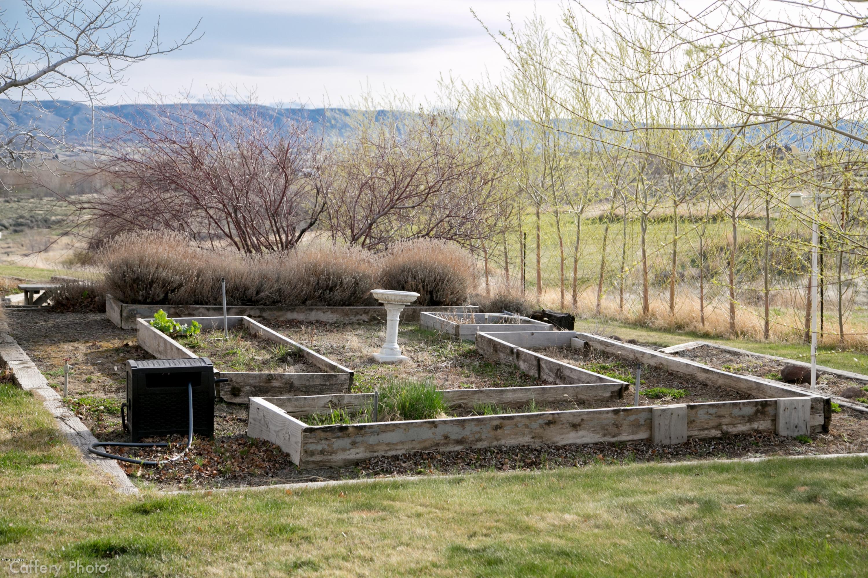 1102 Hillman Road Yakima, WA 98908 - Photo 17 of 49 a view of a house with a yard