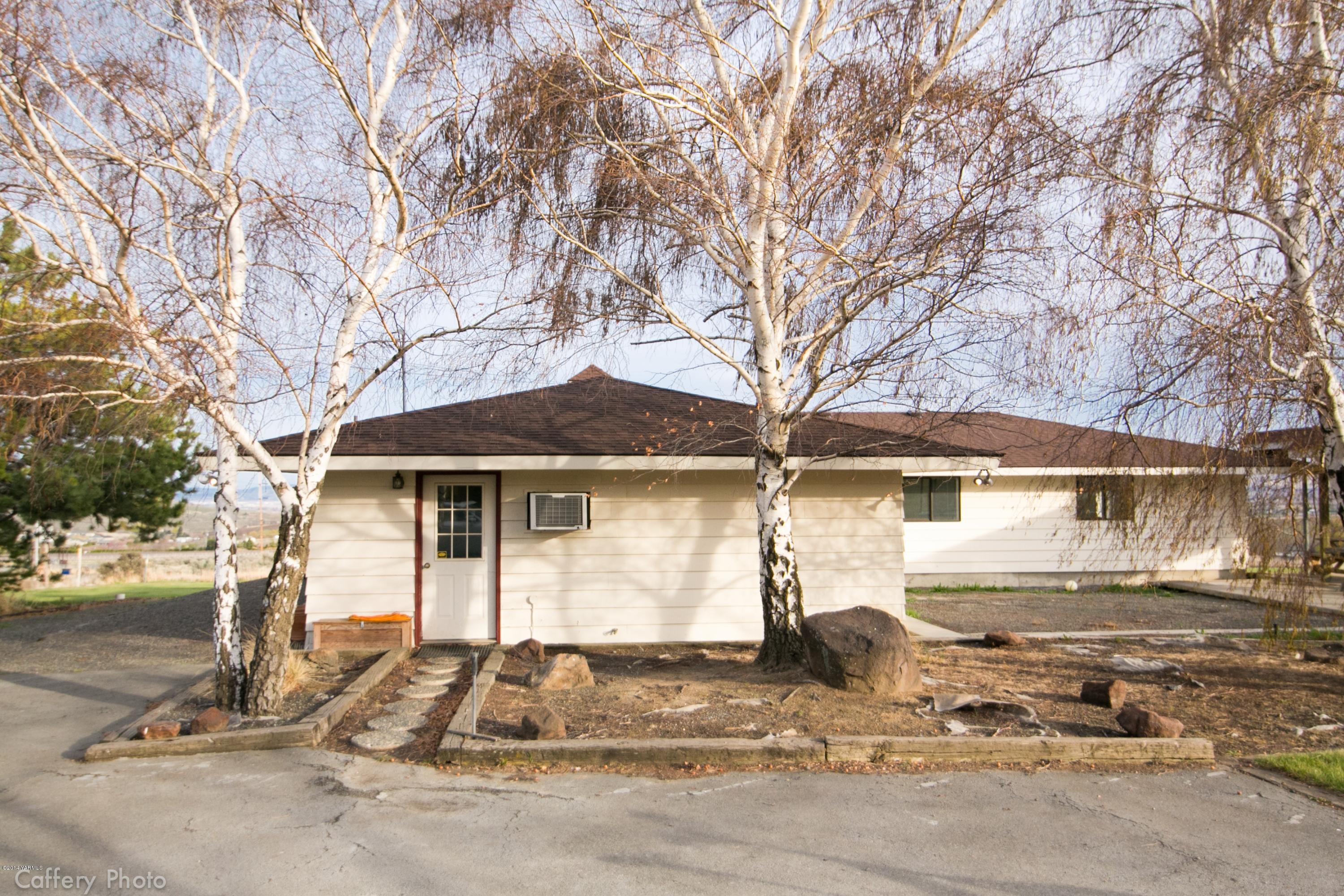 1102 Hillman Road Yakima, WA 98908 - Photo 24 of 49 a front view of a house with a yard