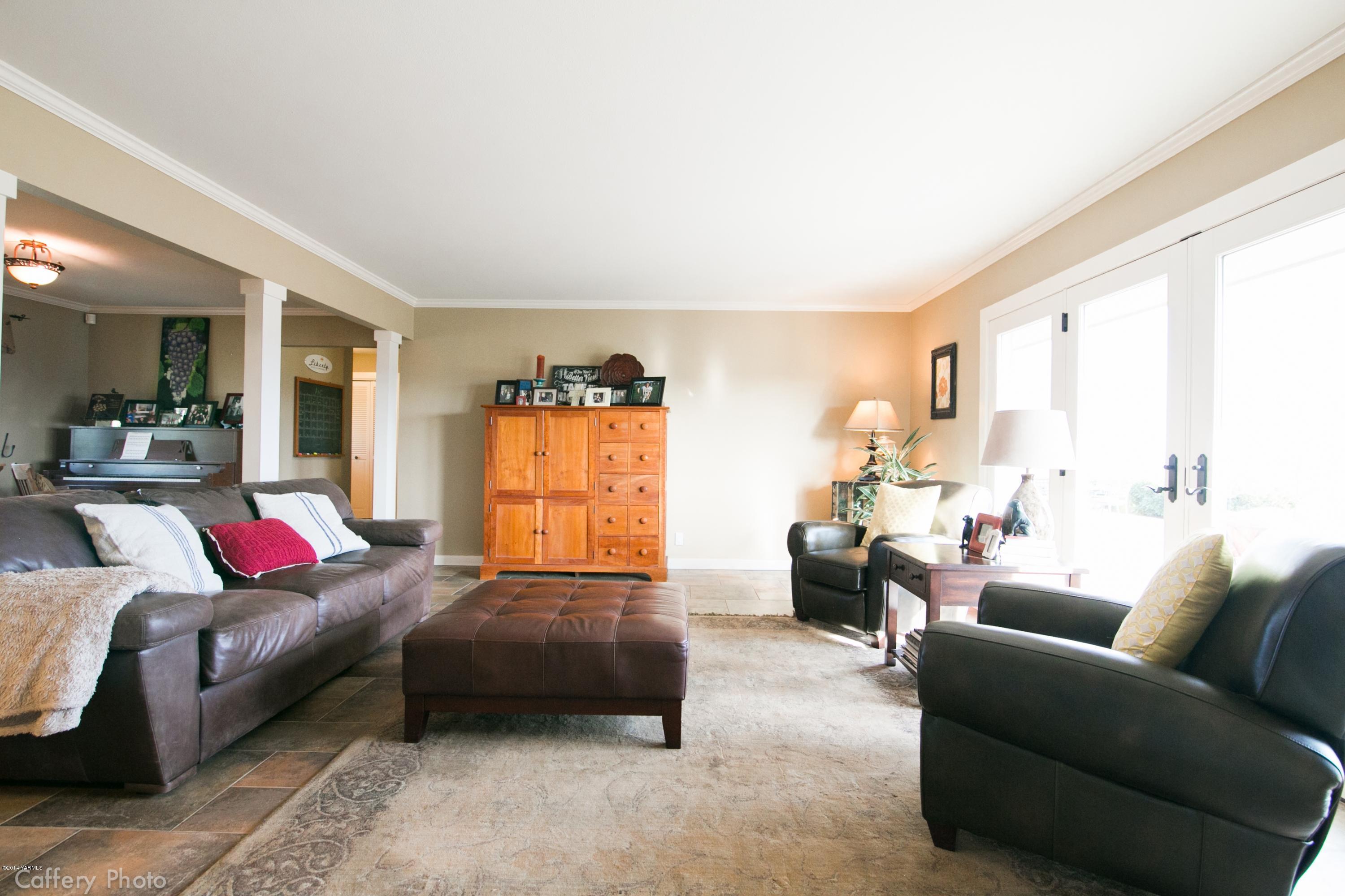 1102 Hillman Road Yakima, WA 98908 - Photo 27 of 49 a living room with furniture and a large window
