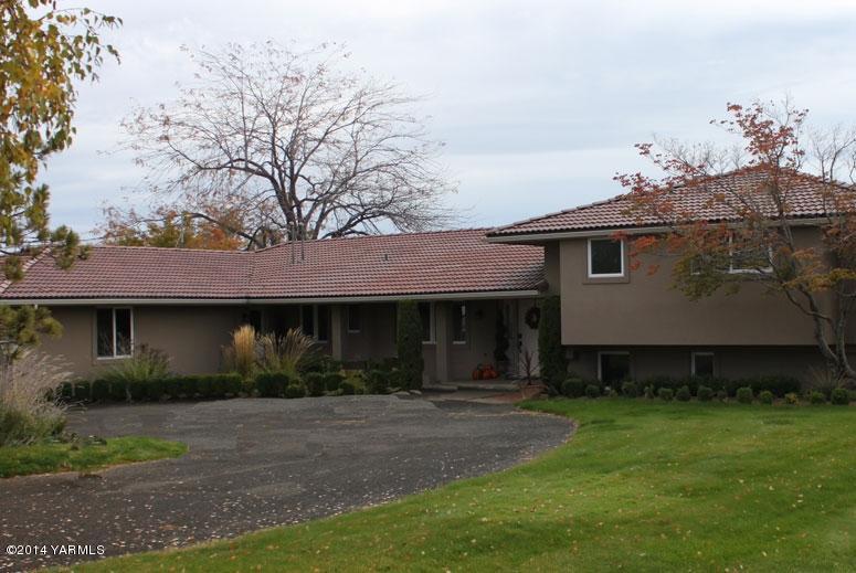 1102 Hillman Road Yakima, WA 98908 - Photo 4 of 49 a front view of a house with a garden