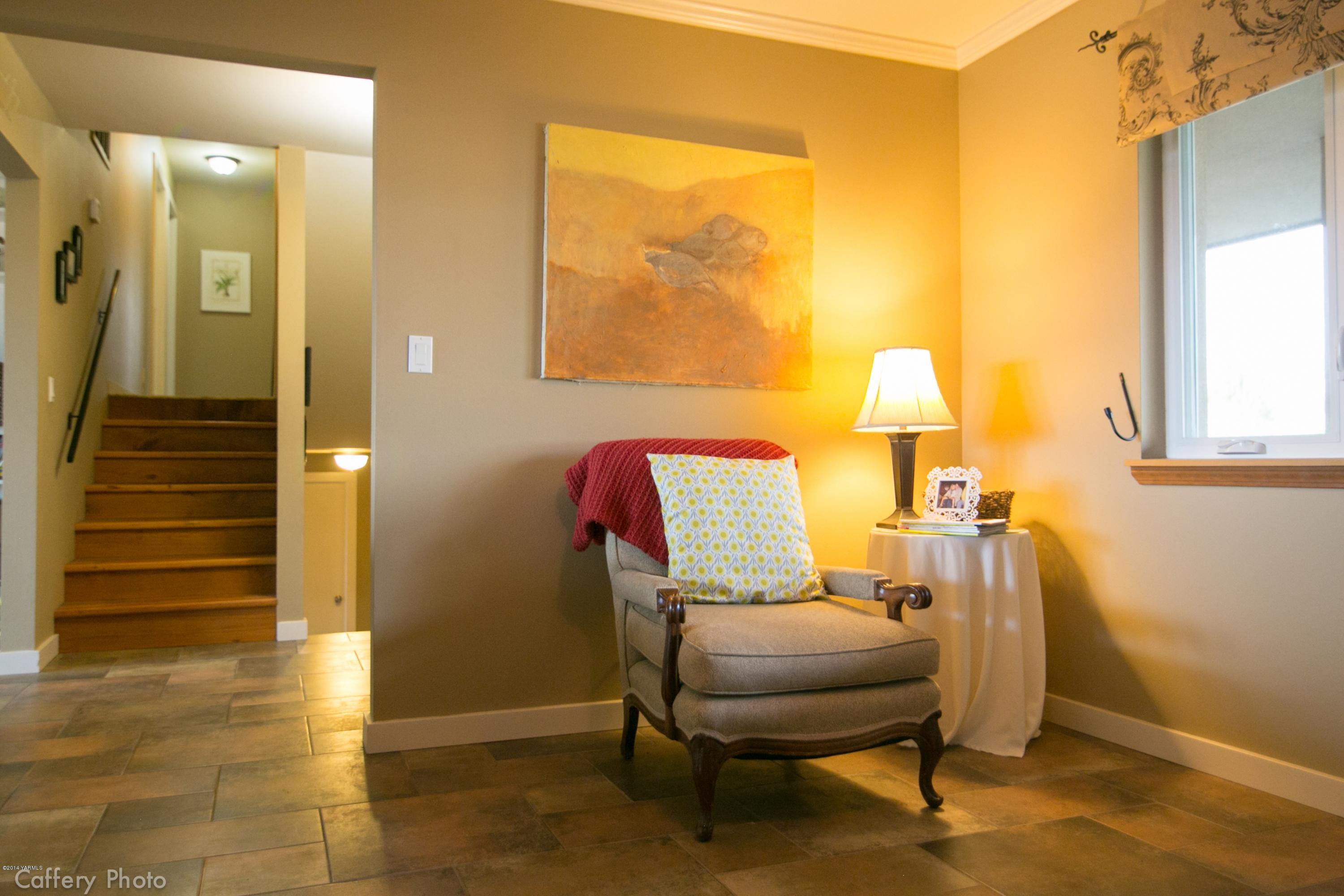 1102 Hillman Road Yakima, WA 98908 - Photo 39 of 49 a bedroom with a bed and furniture