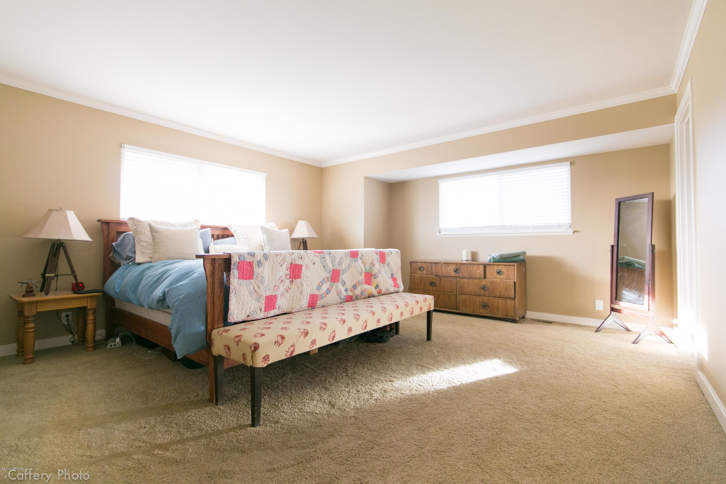1102 Hillman Road Yakima, WA 98908 - Photo 40 of 49 a bed room with a bed and a chair