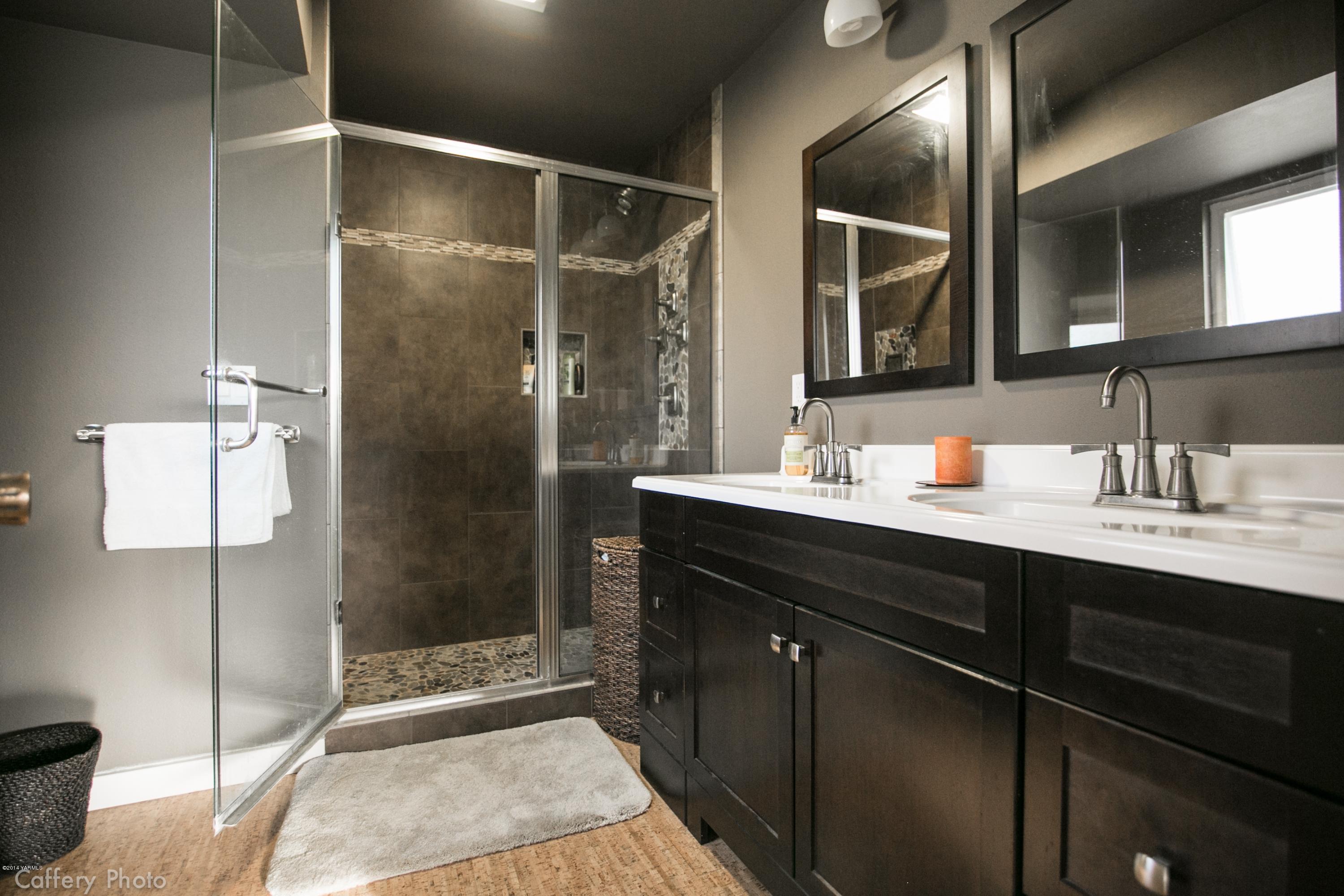 1102 Hillman Road Yakima, WA 98908 - Photo 41 of 49 a bathroom with a shower sink and mirror