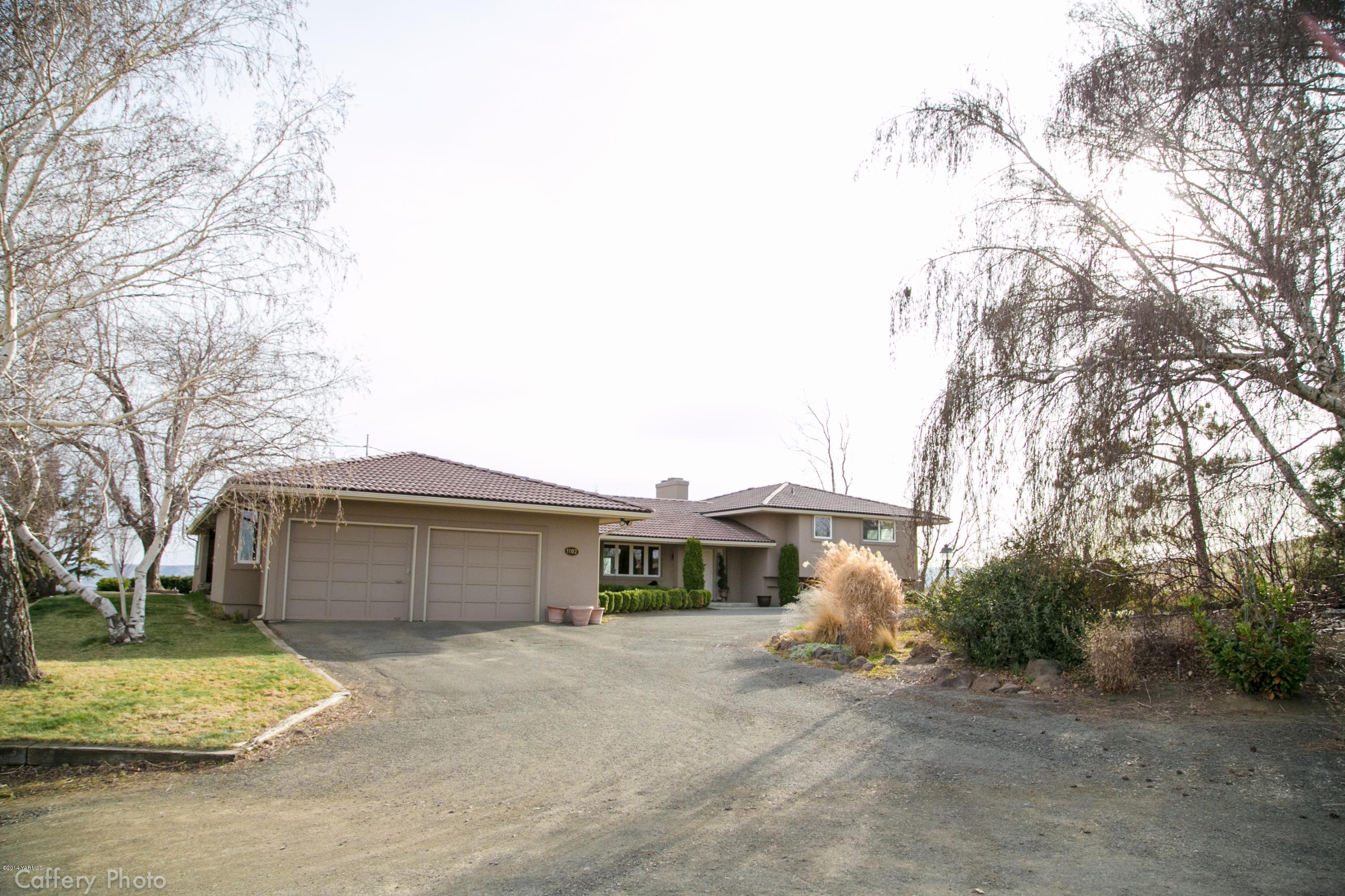1102 Hillman Road Yakima, WA 98908 - Photo 47 of 49 a front view of a house with a yard and garage
