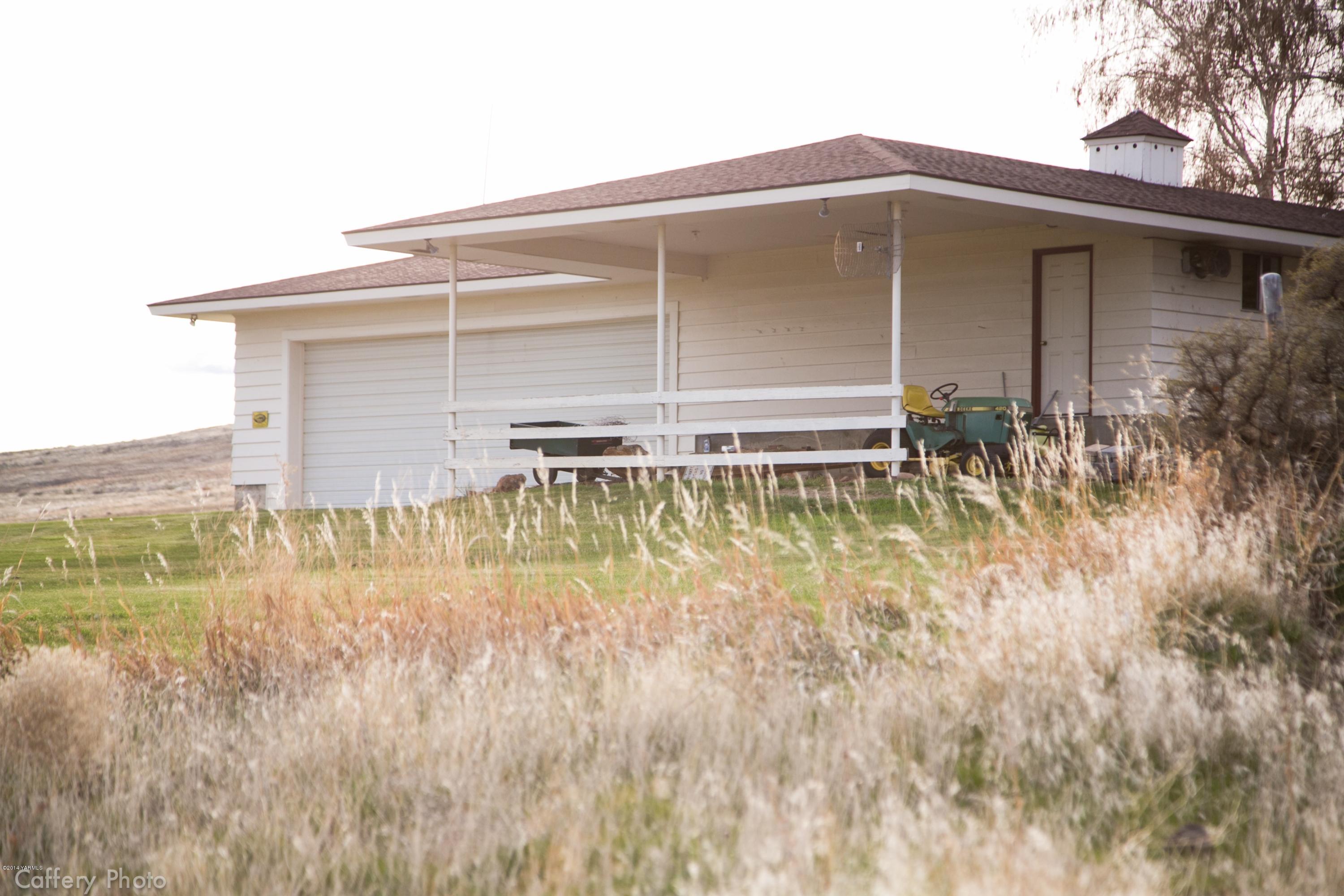 1102 Hillman Road Yakima, WA 98908 - Photo 48 of 49 a backyard of a house with table and chairs