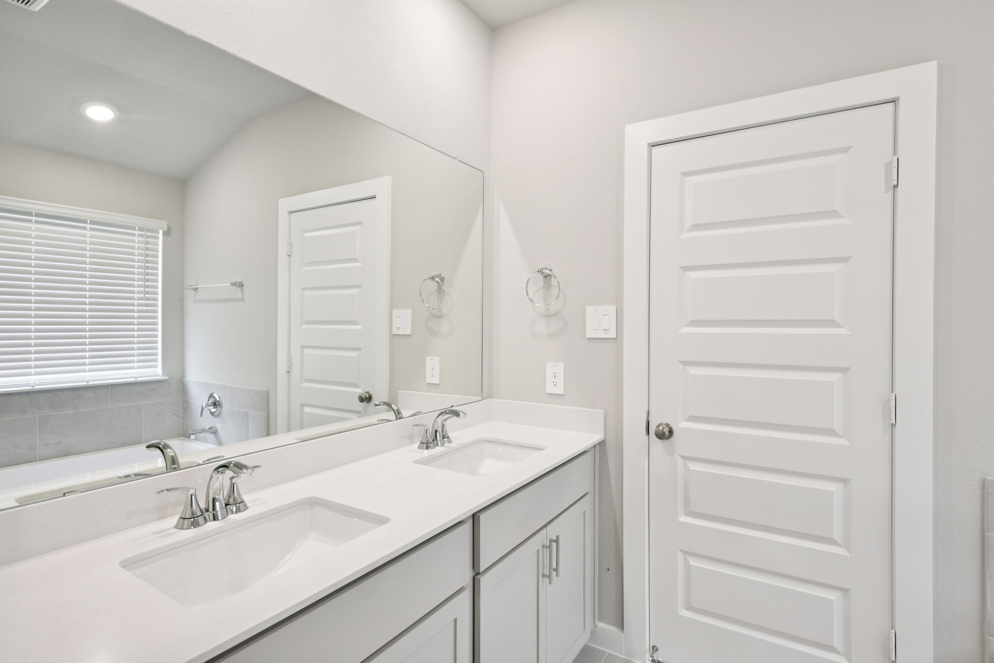 5814 Chamberlain Crossing Rosenberg, TX 77471 - Photo 22 of 39 a bathroom with a sink and a mirror