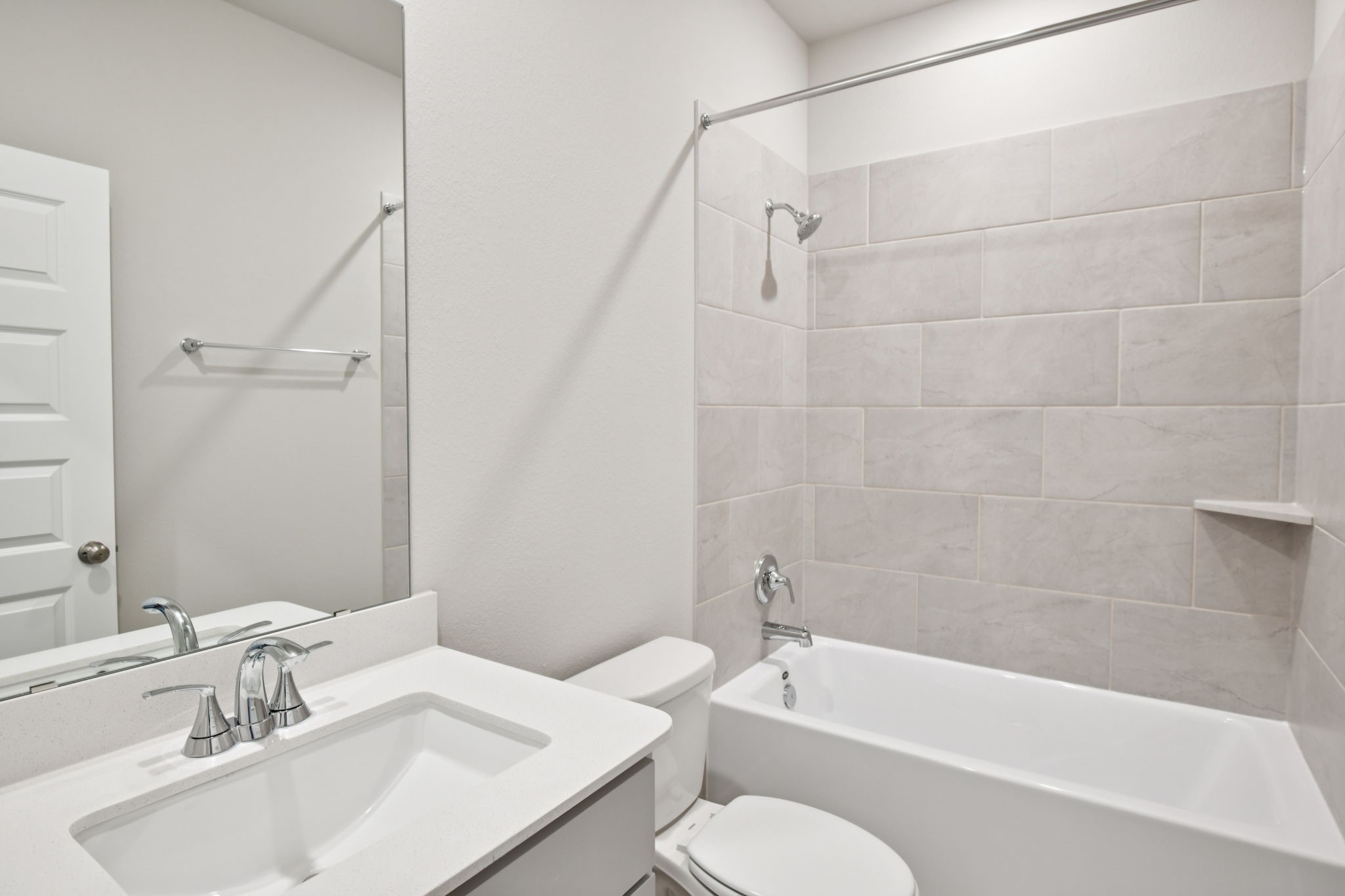5814 Chamberlain Crossing Rosenberg, TX 77471 - Photo 28 of 39 a bathroom with a sink toilet and bathtub